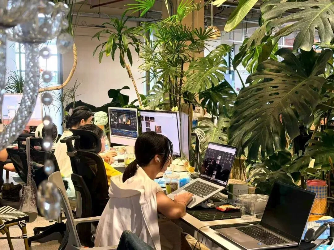 AI给两个女孩开了一局无限游戏