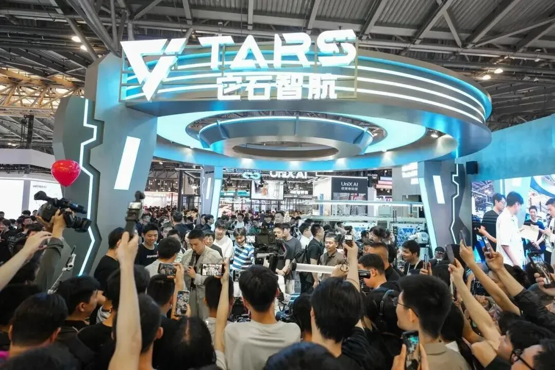 WAIC最狠展台打爆工业「深水区」!它石智航首发具身原生大脑AWE 3.5,具身Scaling全面释放
