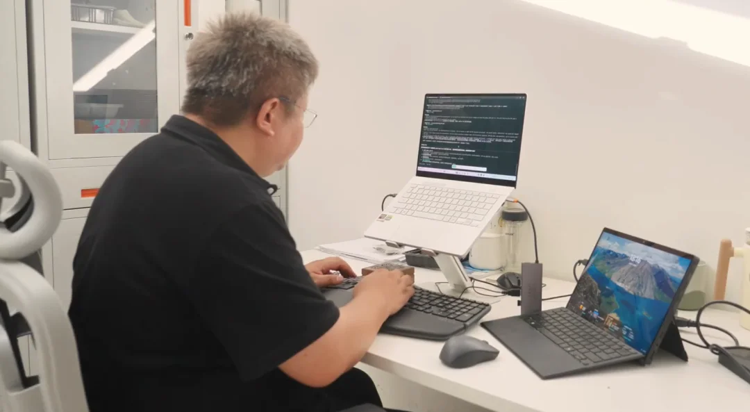 杀进“羊圈”的AI Coding?从大厂辞职11年后,他又把代码“捡”了回来:一个人用AI干了3个月,仅花5万元给1万只羊写了套系统