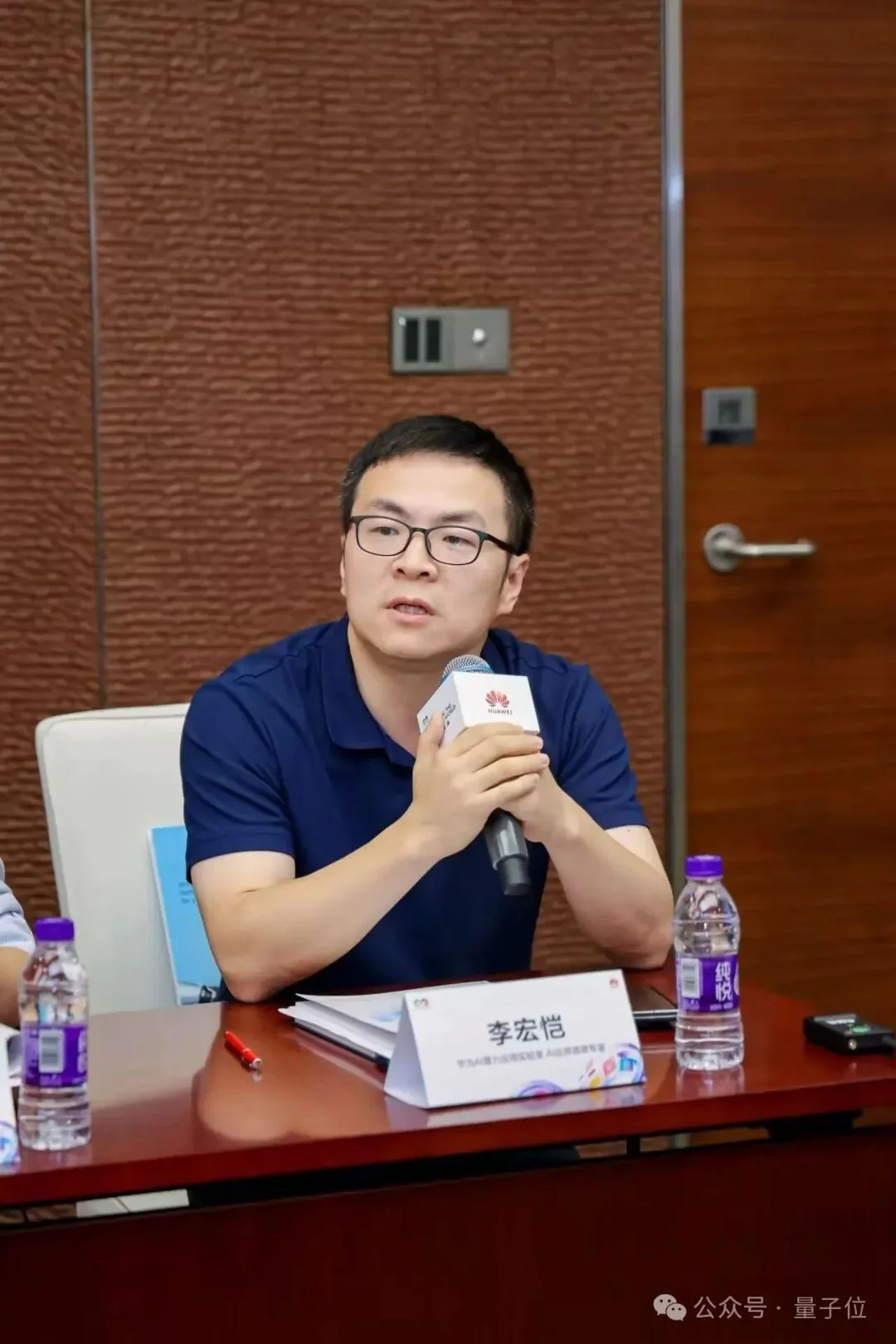 华为首发企业AI白皮书:AI让员工更快了,怎样让整个企业受益?