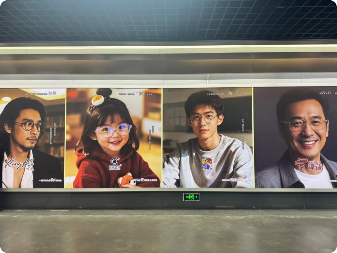 地铁里的 AI 伪人广告,正在集体霸凌人类