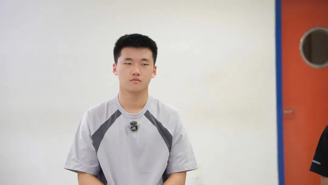 两个16岁的高中生，共享了自己的显卡和API，想让全校同学都免费用上AI。