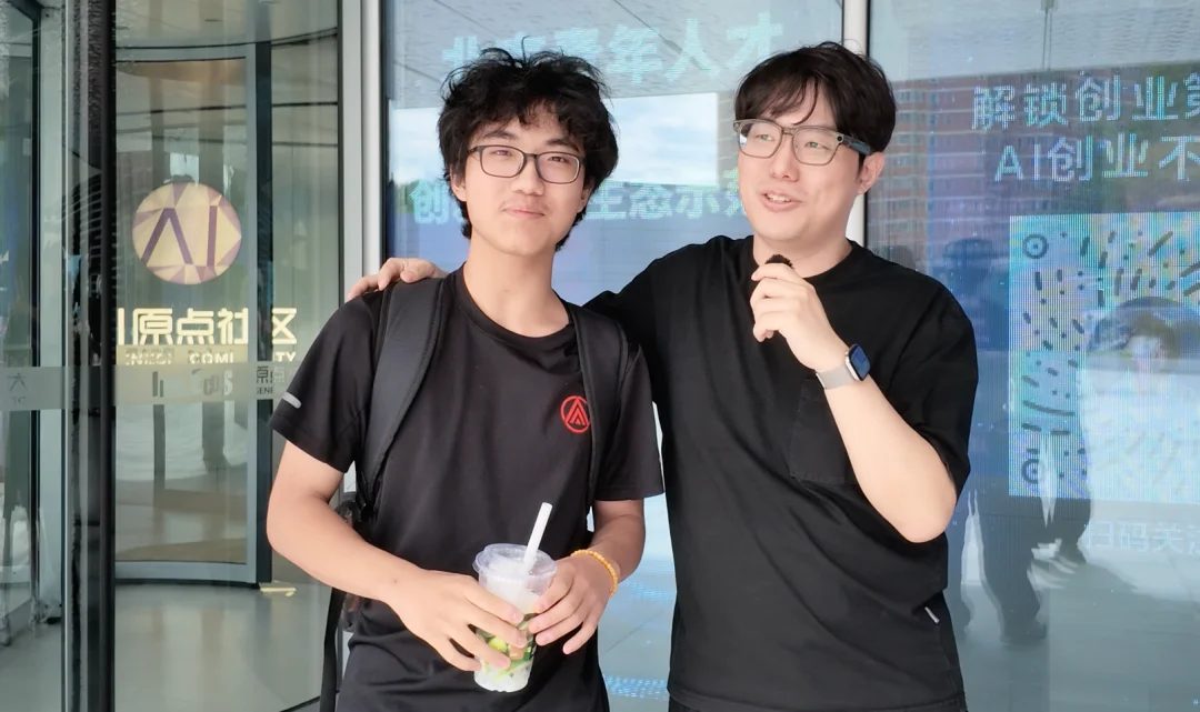 两个16岁的高中生，共享了自己的显卡和API，想让全校同学都免费用上AI。