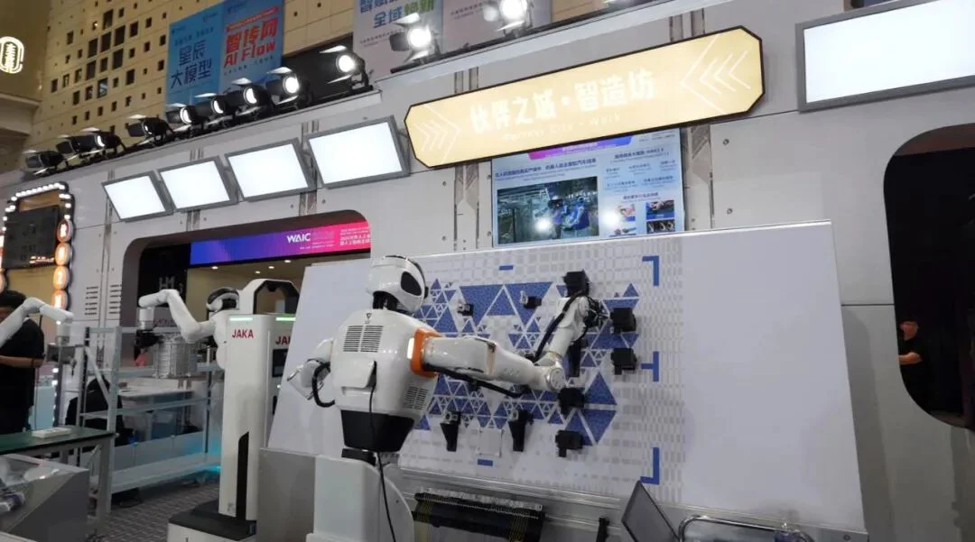WAIC最狠展台打爆工业「深水区」!它石智航首发具身原生大脑AWE 3.5,具身Scaling全面释放