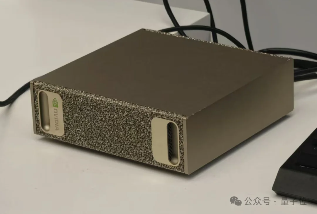 老黄RTX Spark真机现身Bilibili World!CPU和GPU直接焊在一起,笔记本跑120B大模型