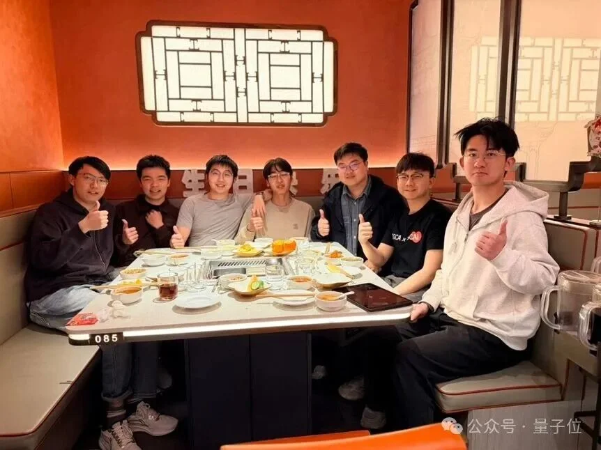 7名博士生仅用3个月从零训练7B大模型：代码+数据+训练日志全公开