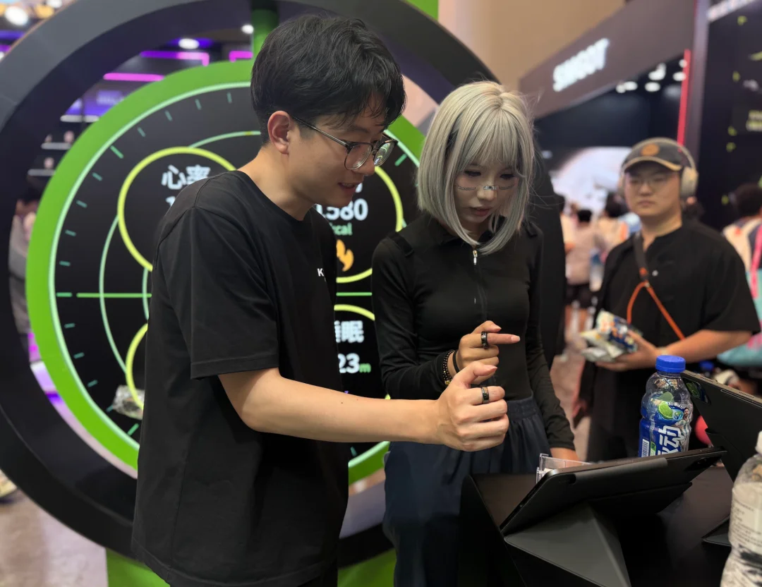 一枚5克AI戒指,让我实现了隔空玩手机自由