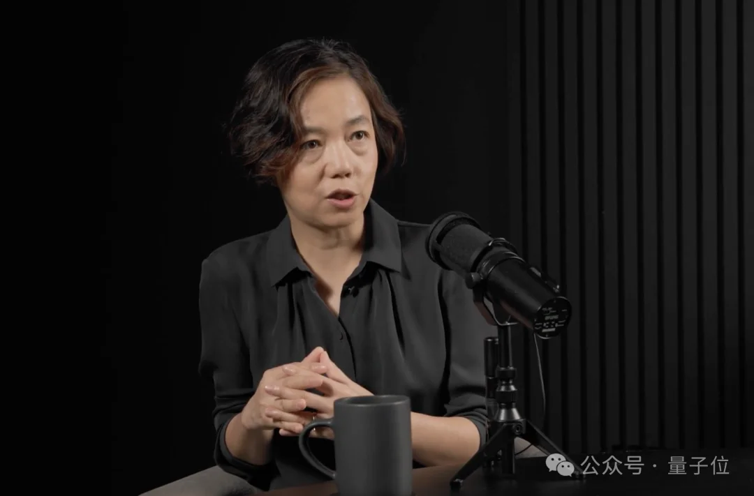 李飞飞最新访谈:AI咋能代替人呢?