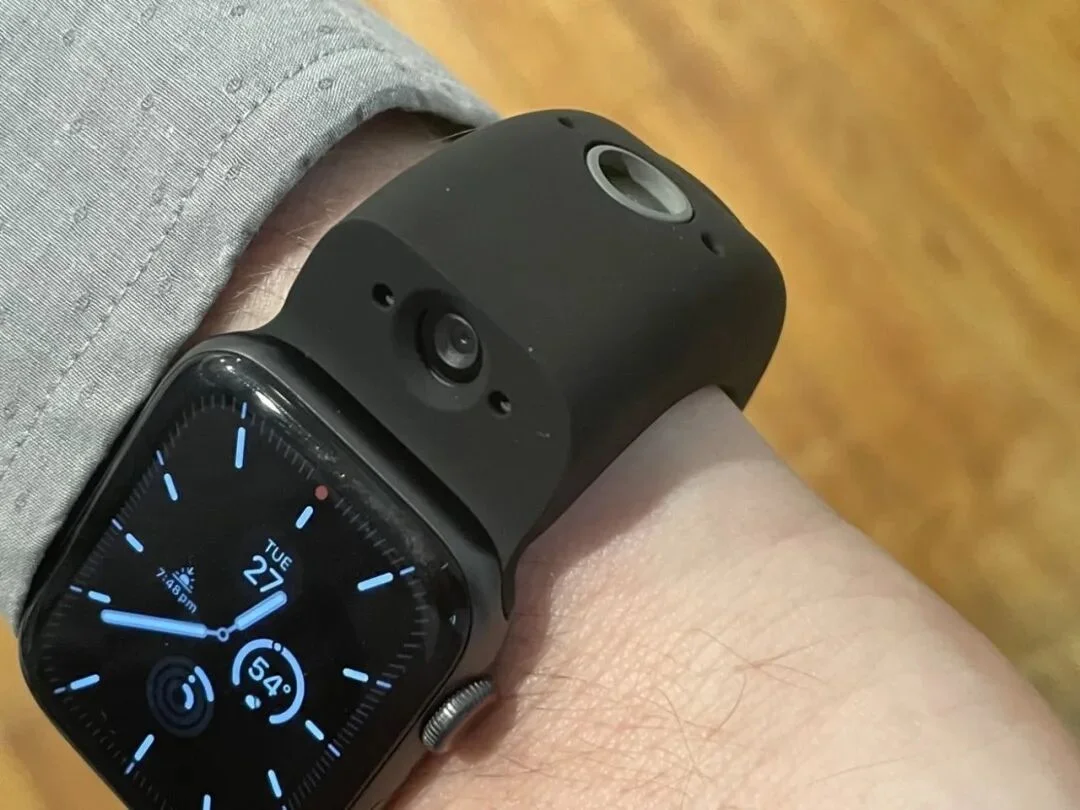 可穿戴 AI 硬件新战场,「长」在 Apple Watch 表带上
