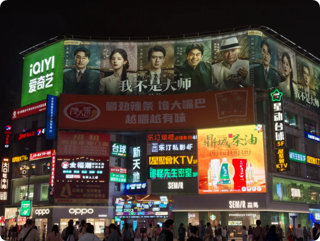 地铁里的 AI 伪人广告,正在集体霸凌人类