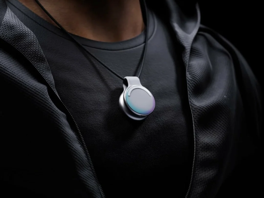 可穿戴 AI 硬件新战场,「长」在 Apple Watch 表带上