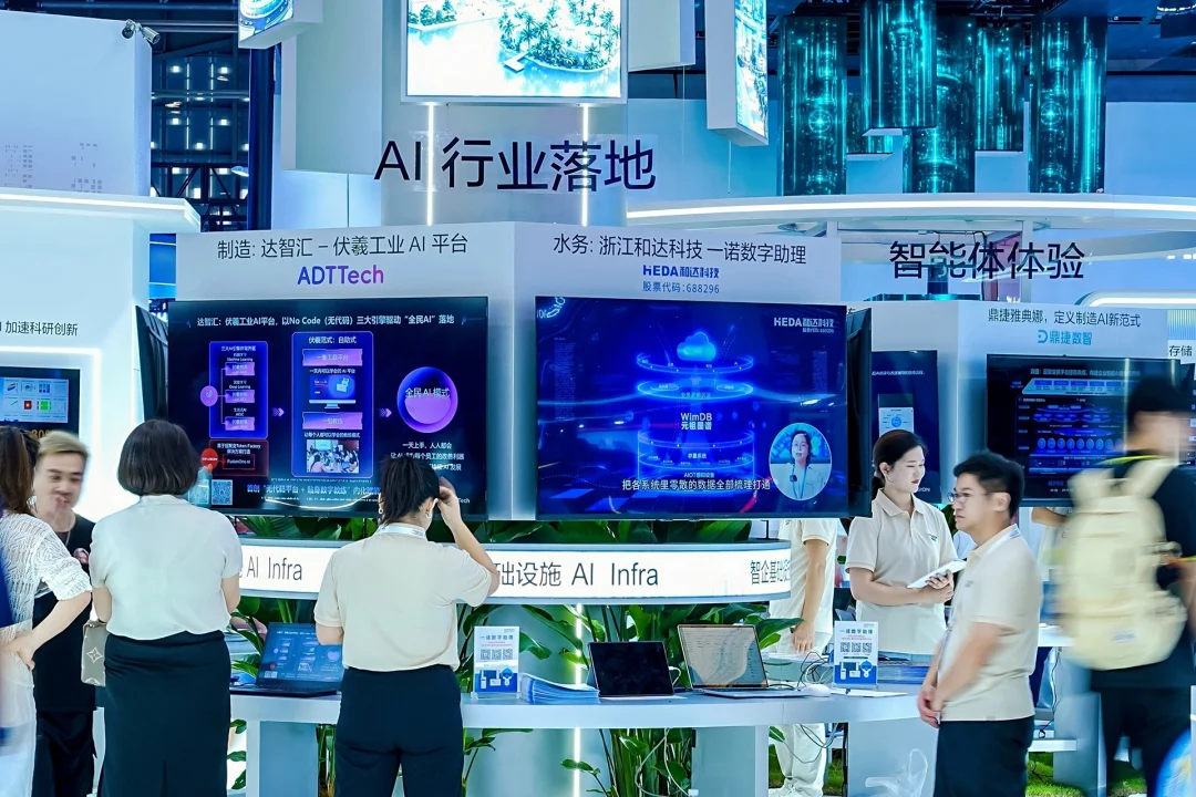 把 1.6T 参数模型搬进办公室,我们在 WAIC 看到一台自带静音的 Token 工厂