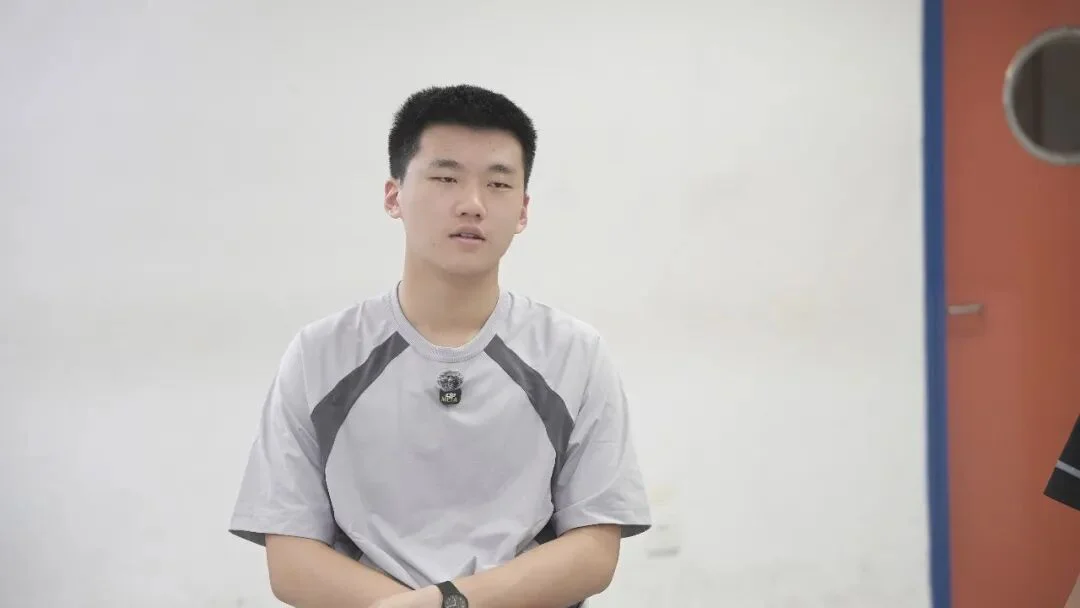 两个16岁的高中生，共享了自己的显卡和API，想让全校同学都免费用上AI。