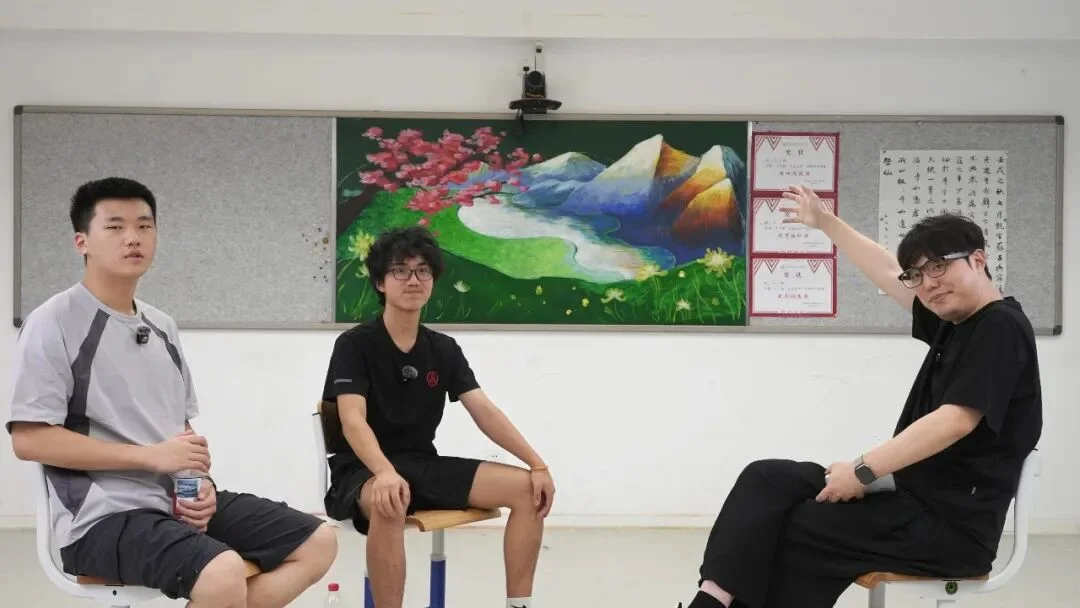 两个16岁的高中生，共享了自己的显卡和API，想让全校同学都免费用上AI。