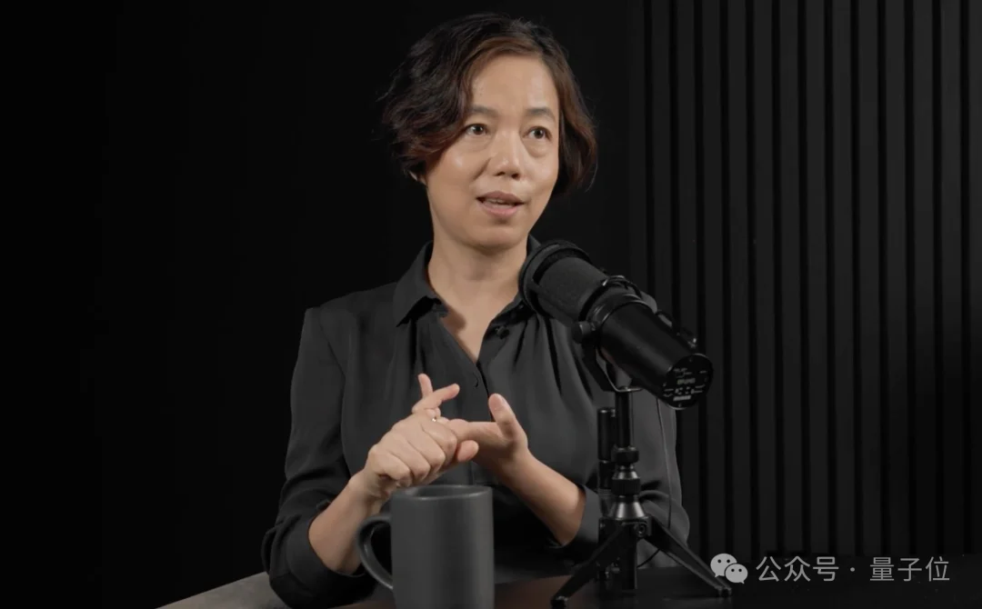 李飞飞最新访谈:AI咋能代替人呢?