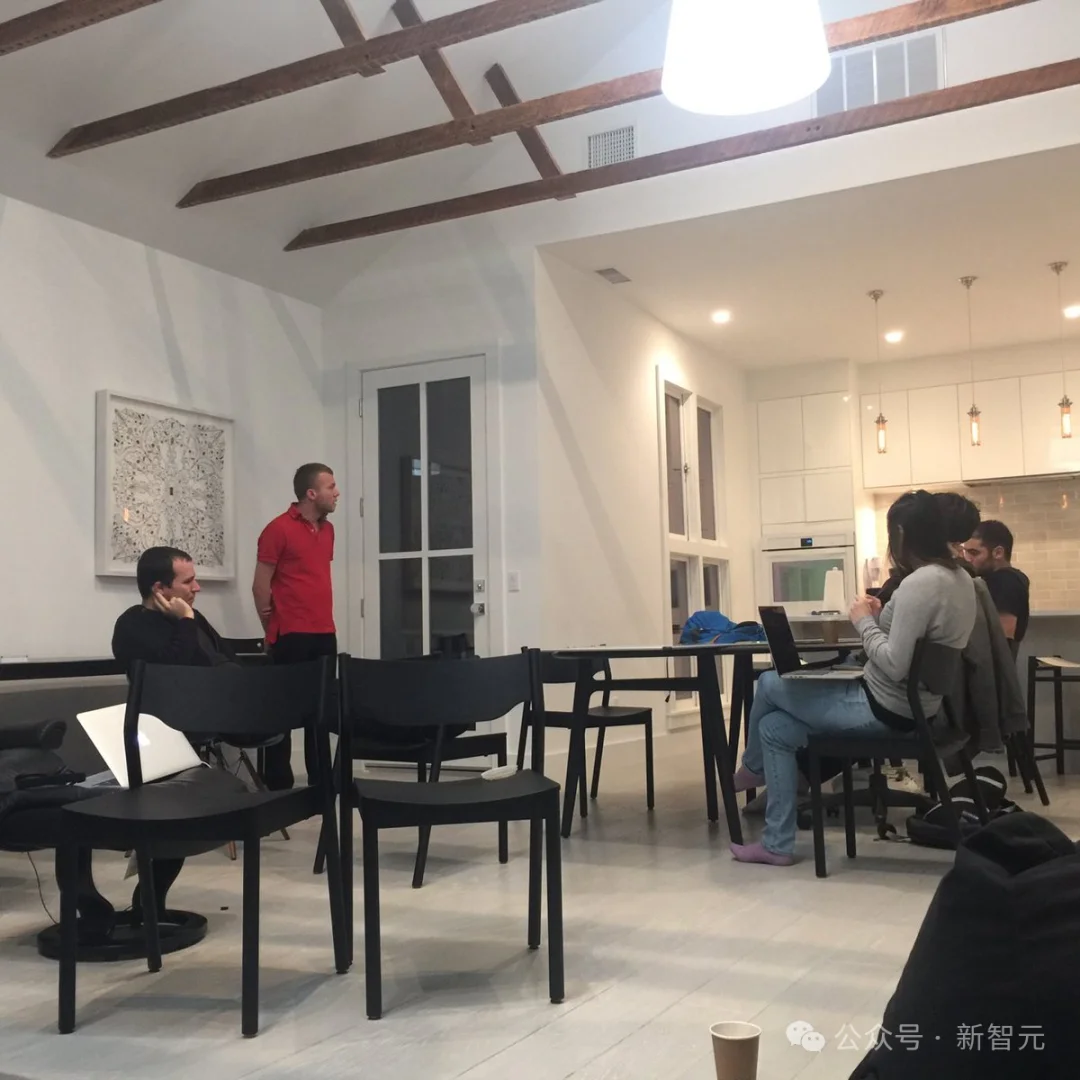 刚刚,奥特曼炮轰达里奥「反人类」!绝密模型同日曝光