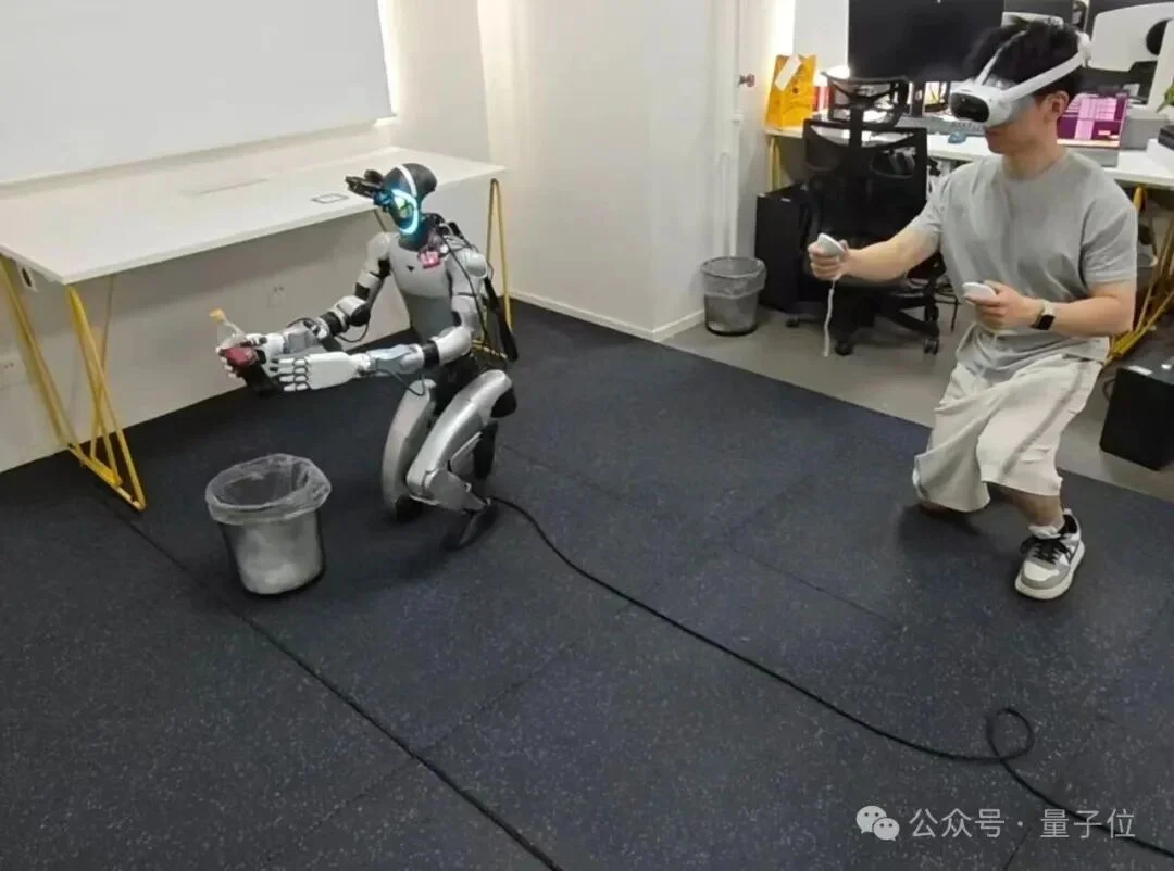 不做硅谷follower：几个读博的年轻人，押注双足人形的一体化大脑
