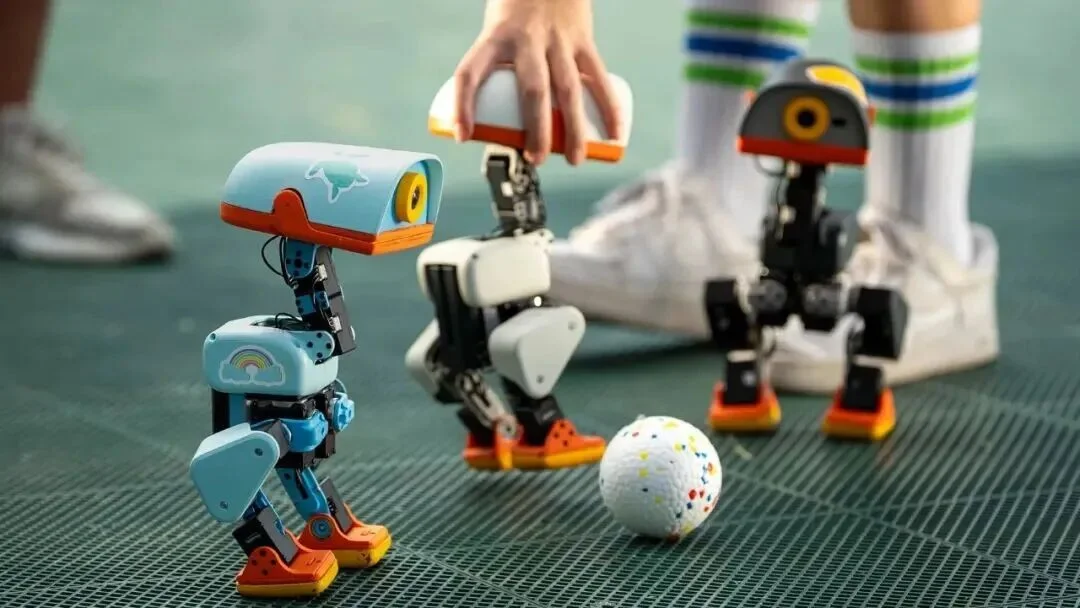 Microduck 爆火之后,我们和它背后的制造团队聊了聊 AI 时代的硬件创业